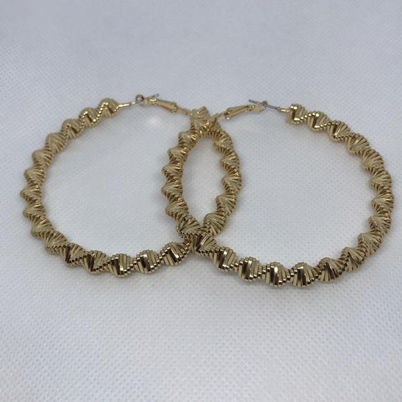 GOLD TWIST EARRINGS ✨✨✨ - Picture 2 of 3